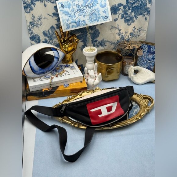 🆕 DIESEL 🧿 NWOT Faux Leather KOINBE Bum Bag with Contrasting Logo, Navy & Red - Picture 2 of 15